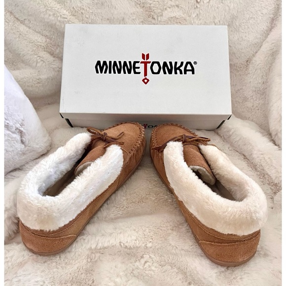 Minnetonka Moccasin Boot Slipper - Picture 1 of 4